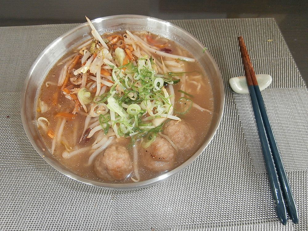 Kofy 7月10日のランチ ニンニクチップをたっぷり入れた野菜炒めと肉団子をトッピングした豚骨醤油ラーメン Kofy 7月10日のランチ ニンニクチップをたっぷり入れた野菜炒めと肉団子をトッピングした豚骨醤油ラーメン