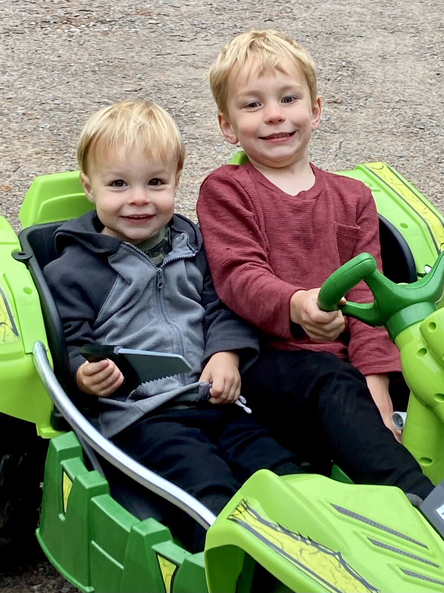 ProfeFrederick's tweet image. A glimpse into my future 😂🥰 #brothers #neverturning16