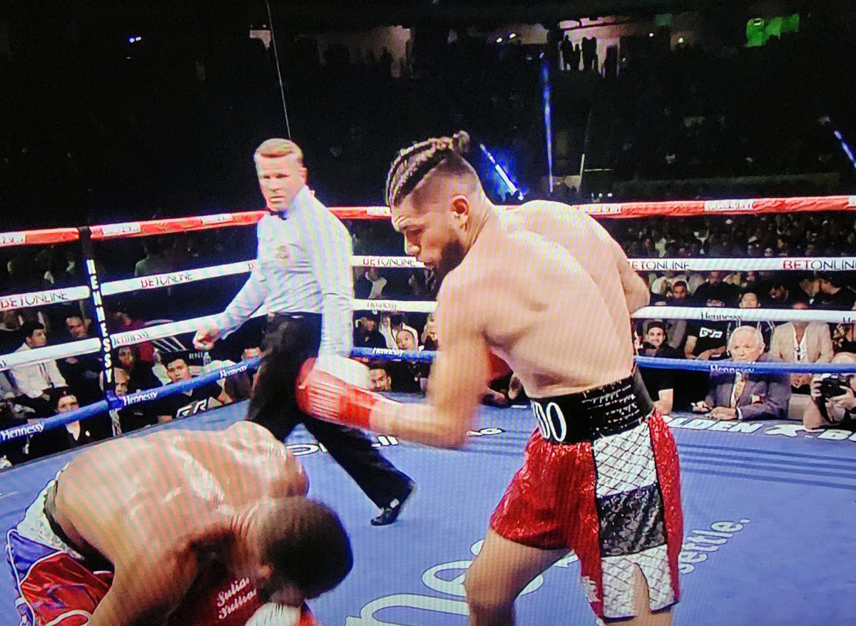 BoxingVitals's tweet photo. #GilbertoRamirez finished #SullivanBarrera in the by KO in the 4th round #RamirezBarrera #Boxeo #Boxing @GoldenBoyBoxing #DAZN https://t.co/zIpJSXWIYY