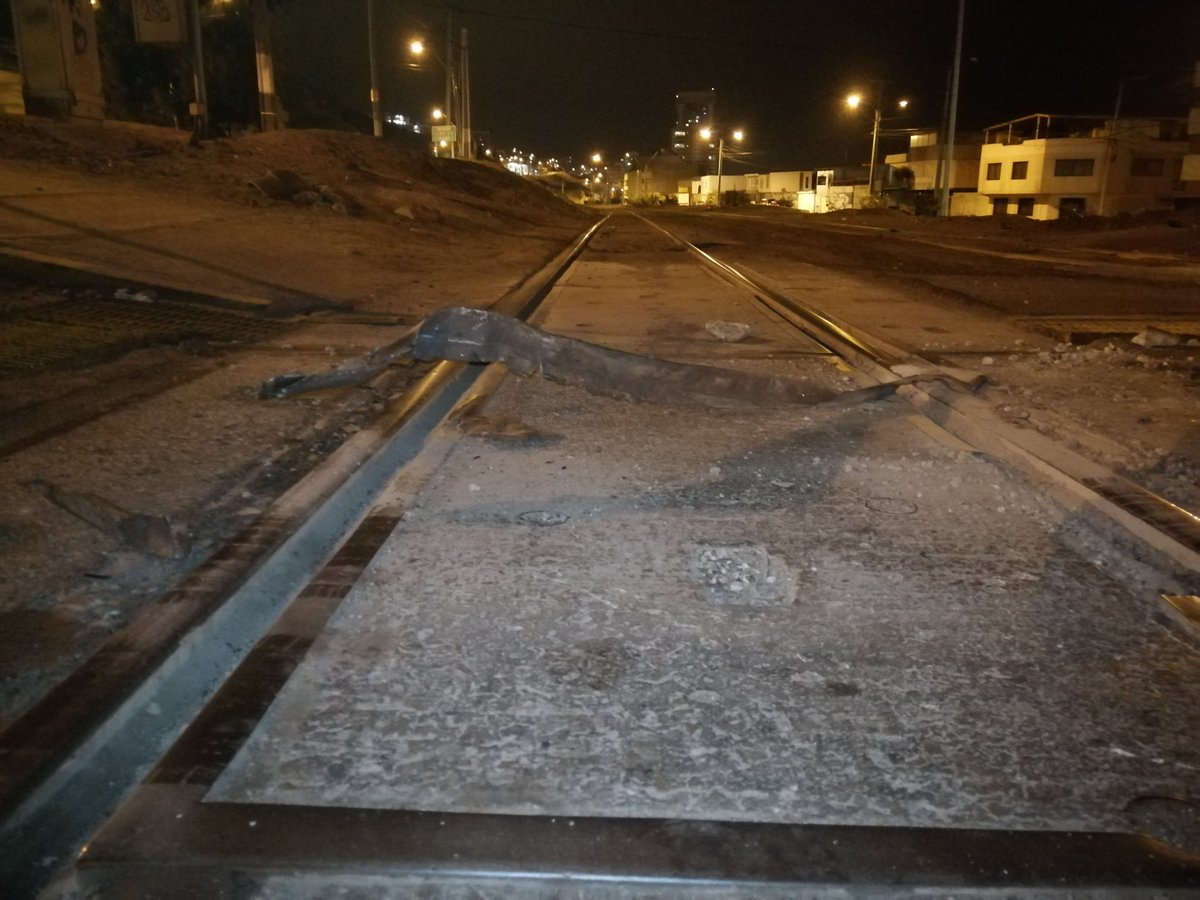 NederVladimir's tweet photo. Cruce de ferrocarril ubicado en calle imilac, subiendo de avda Argentina a Andrés sabella... Alguien sabe donde me tengo q dirigir para presentar un reclamo, ya que, este fierro rompió parte de mi auto.. https://t.co/jGdV8NW427