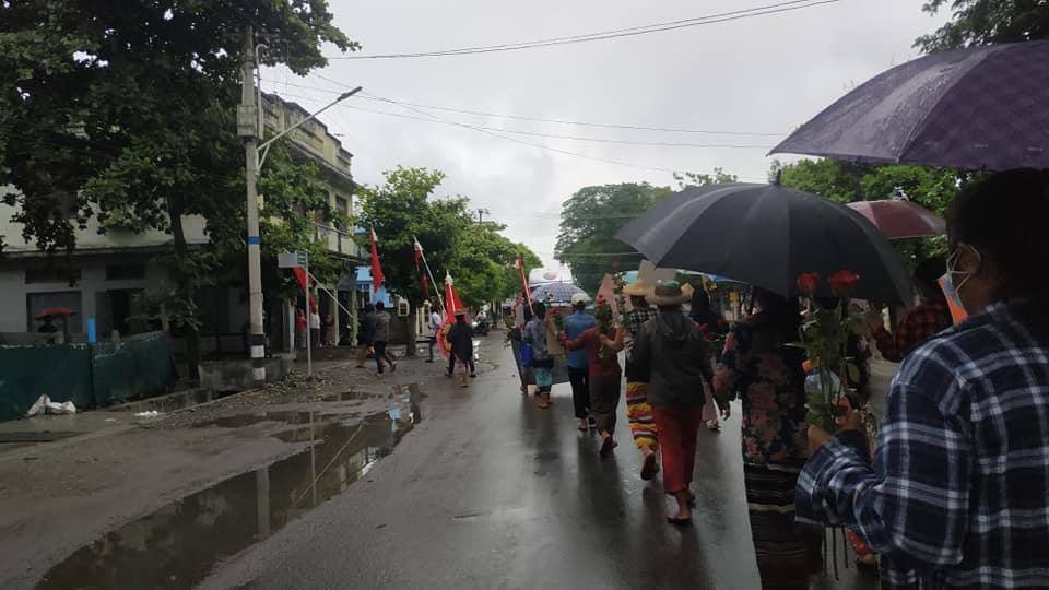 beeniesu's tweet photo. Locals &amp; students continued marching to overthrow Genocidal Dictatorship despite the high rise of COVID-19 in Kalemyo. A memorial service for Mg AungKhantKyin, died yesterday, was also held. WE NEED HELP FOR COVID-19  #July10Coup #WhatsHappeningInMyanmar https://t.co/CmFmTPkMHV