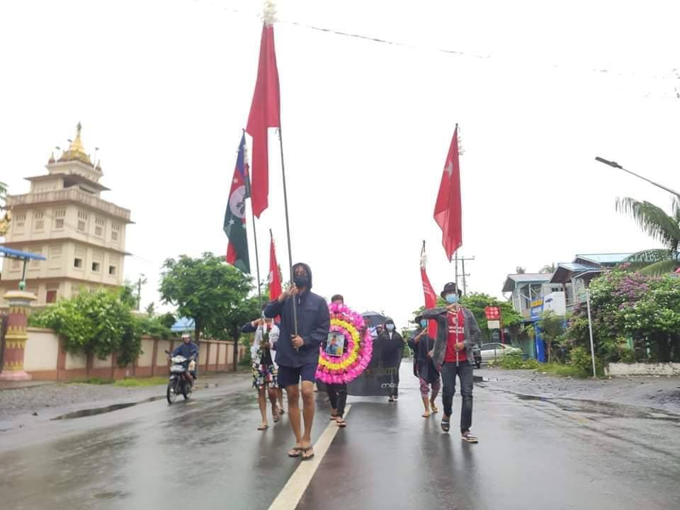 beeniesu's tweet photo. Locals &amp; students continued marching to overthrow Genocidal Dictatorship despite the high rise of COVID-19 in Kalemyo. A memorial service for Mg AungKhantKyin, died yesterday, was also held. WE NEED HELP FOR COVID-19  #July10Coup #WhatsHappeningInMyanmar https://t.co/CmFmTPkMHV