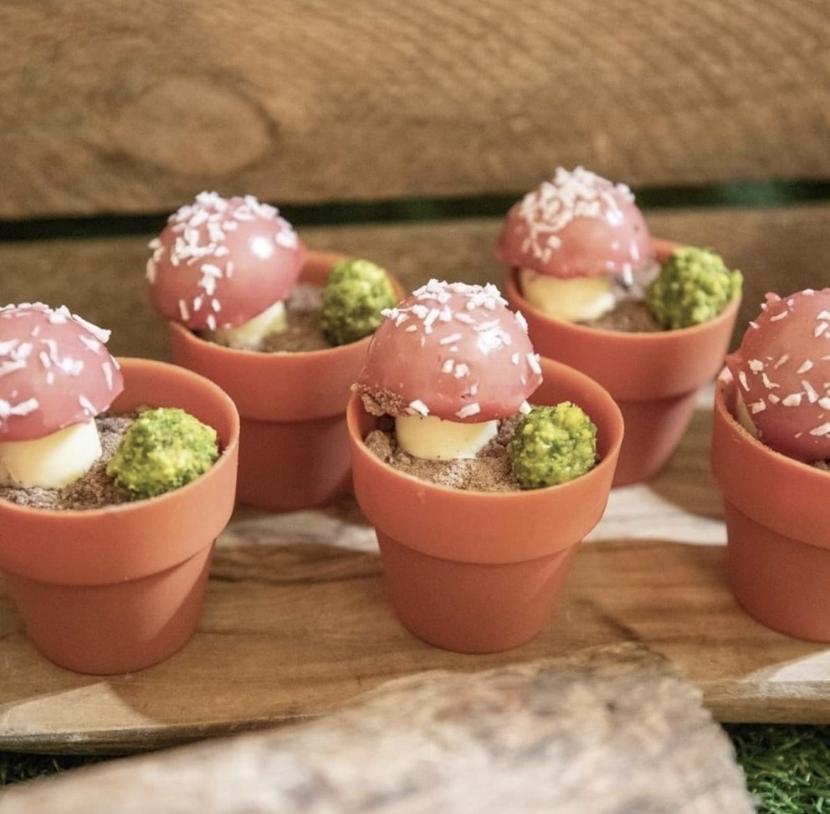 UnfoldEventsVIP's tweet image. #UnfoldLoves @jimmygarciacatering from creative decadent desserts to exquisite BBQs for private events they can’t be beat! Swipe for some of our favs and just incase you were wandering… those are edible chocolate flowerpots #Yum 😋