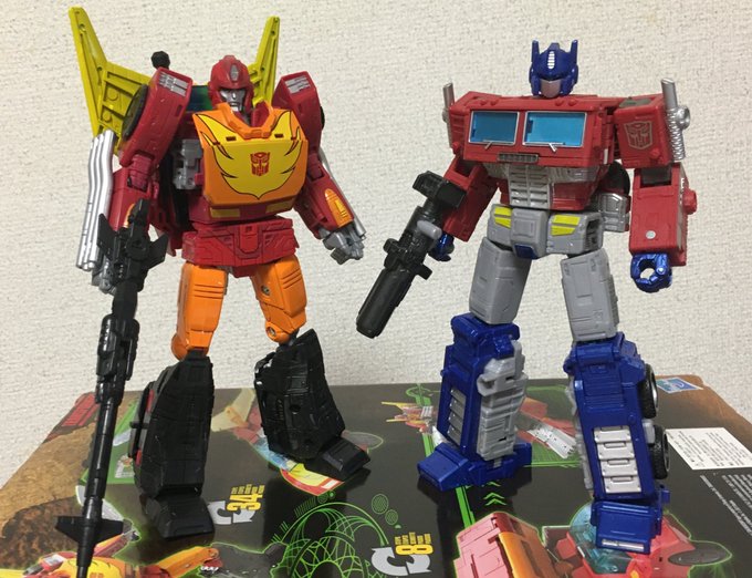 アースライズオプティマスとは近いサイズですがとにかく密度が高く、手に持った時のズッシリ感があります 
変形に関しては見た目の印象の数倍複雑ですね 
砲台で構えさせるのが様になるのがいいです 