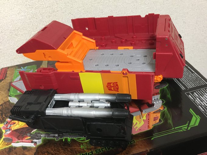 砲台は取り外せるので形状の合うデラックスクラスをコンテナに格納・発進させる事ができますね 
ここは遊びが広がって嬉しいところ 
ちなみにキングダムハッファーは車高のせいで発進させられませんでした 