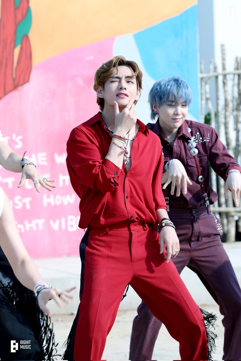 swaggerrani's tweet photo. This guy in red is everything!!! 😍♥️ https://t.co/tGWNzToITe