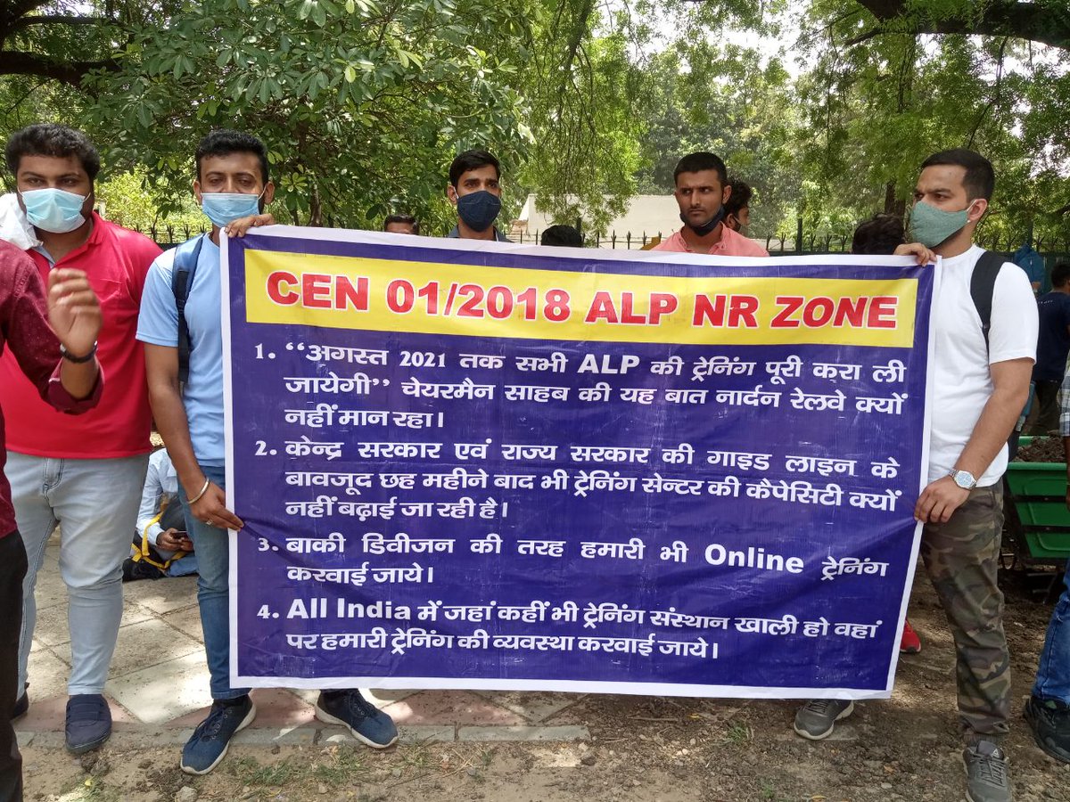 Johny_Sush's tweet photo. बहुत मैंने ढूँढा नही दिखाई दिया अपना विकास,
देखा 1264 ALP खेल रहे है स्मार्ट फ़ोन पर ताश.
#StartNRALPTraining_16July

@GM_NRly  @RailwayNorthern
@RailMinindia @AshwiniVaishnaw 
@CPO_NR https://t.co/75LSYeCY1w