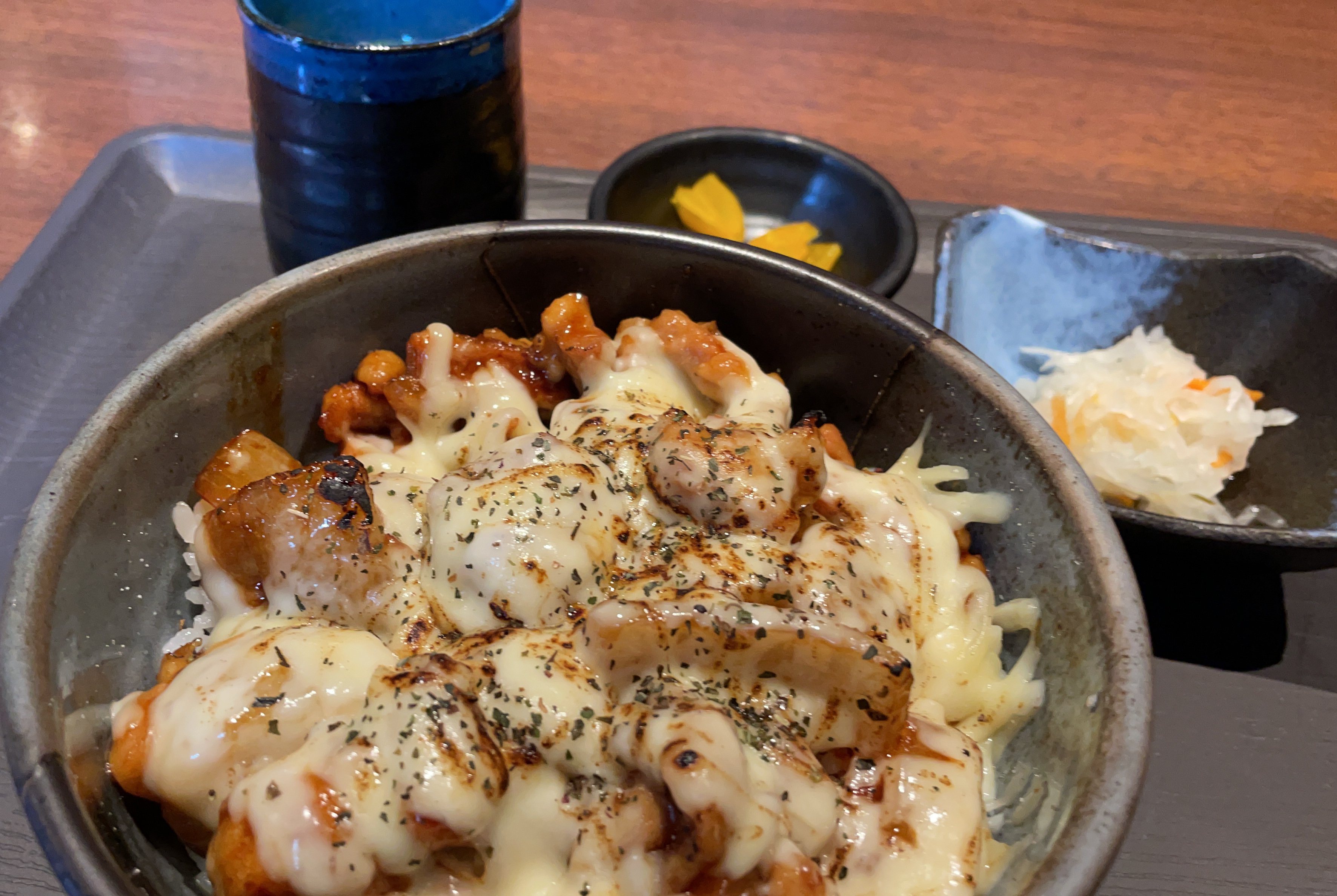 香里園スタイル お昼から営業してくれてる だもん香里園店 店頭メニューにあったチーズ焼鳥丼 どうやら提供終了メニューらしかったけどご好意で作って頂いた ほんとありがとうございます たっぷりの焼鳥ダレとトロトロチーズやで そんなん絶対