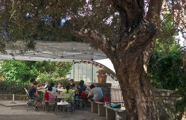 «Arcipelago Educativo dovrebbe durare tutto l’anno. I guagliuni sono ‘nguaiati, hanno bisogno di essere sostenuti perché l’alternativa è la strada». In 11 scuole a rischio, oltre 600 ragazzi stanno imparando divertendosi! #summerlearningloss
<a href="/FondAgnelli/">Fondazione Agnelli</a> <a href="/SaveChildrenIT/">Save the Children IT</a>