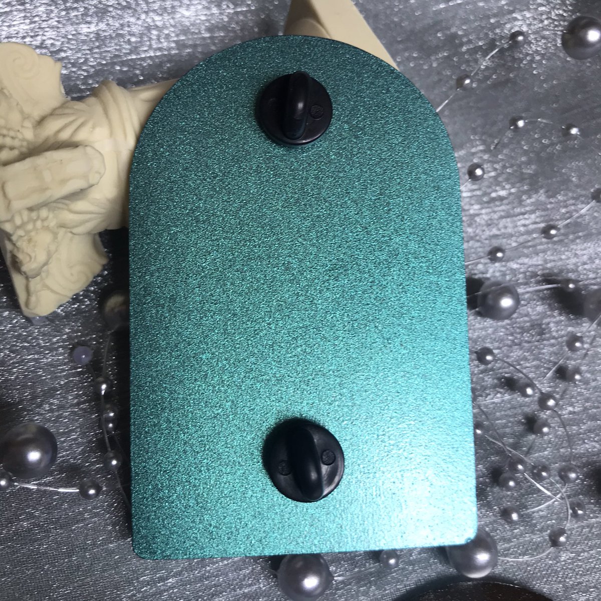 Ying09290663's tweet photo. Mucha·Allegorie de la Musique
Size：75mm
Now in Stock: https://t.co/e4tXXRJuA6

The attached cards are still under production. All the pins will be available to be shipped next week.

The peacock green ver. is strongly recommended. Feel free to DM if having any queries~
#뱃지홍보 https://t.co/Cljwd51hNy