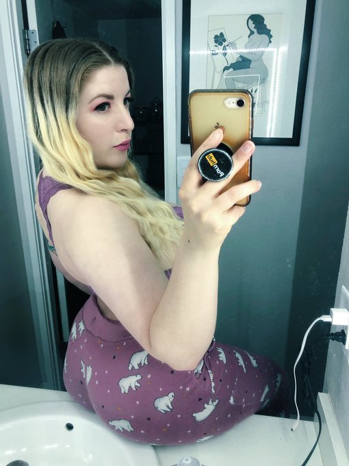 hi hello hey im available for shows on https://t.co/4zO1LrxsFC &amp; texting on https://t.co/70AAxdrmWK 😜
