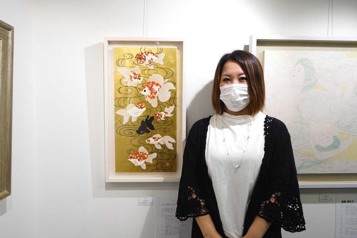 art_shibayama's tweet photo. 古屋麻里奈先生も在廊中です！作品とのツーショット撮らせていただきました✨
金箔地にコントラストが美しい可愛い金魚が映えています💕
ぜひ作品も見にいらしてくださいね！
#SPLASH3 #古屋麻里奈 #art #美術 #日本画 #金魚 #shibayamaartgallery #シバヤマアートギャラリー #オーディエンス賞 https://t.co/8ZqqLN5ZA6