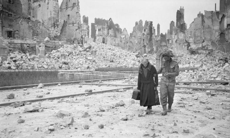BritishHistorym's tweet photo. A British soldier helps an old woman amongst the ruins of Caen after its liberation, #otd 10 July 1944.
#Britisharmy @BritishArmy #britishhistory #Britishsoldier #Caen #NormandyCampaign #secondworldwar https://t.co/Fl0UTyxkeD