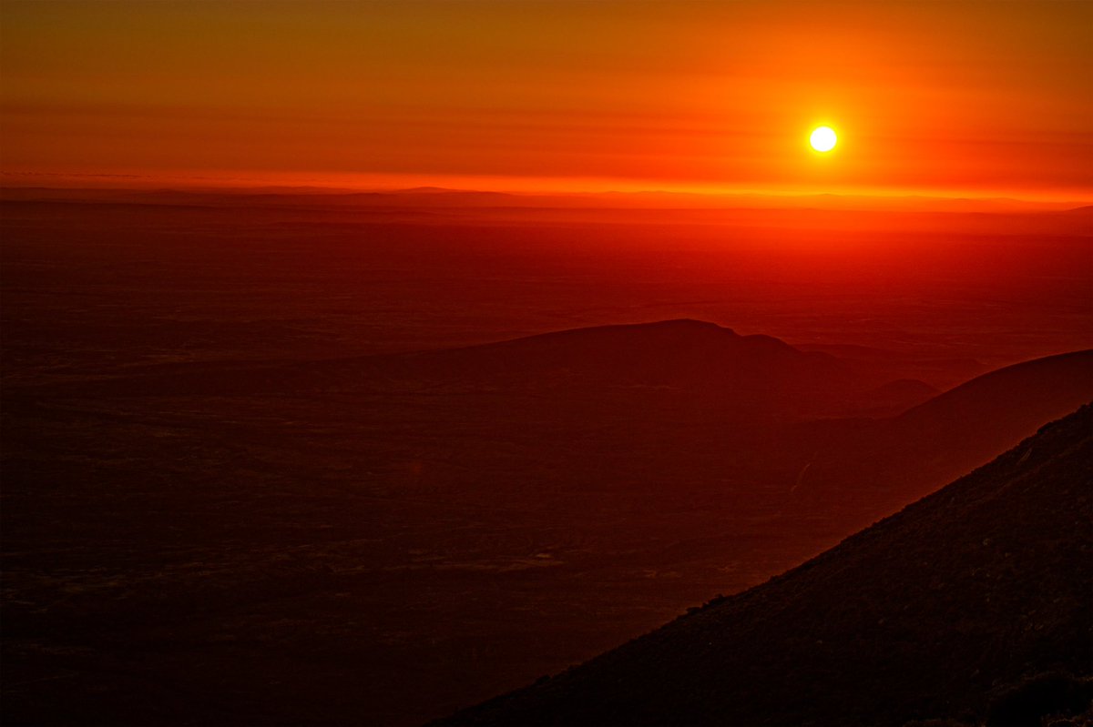 maki_photo80808's tweet image. 4 colors of the setting sun. I changed the color temperature of the same sunset photo and played with it. 
#sunset #colortemperature #comparison #typology #southafrica #photo #photography #photoshop #photographer #photoshoot

instagram.com/p/CRFuJhtM89t/…