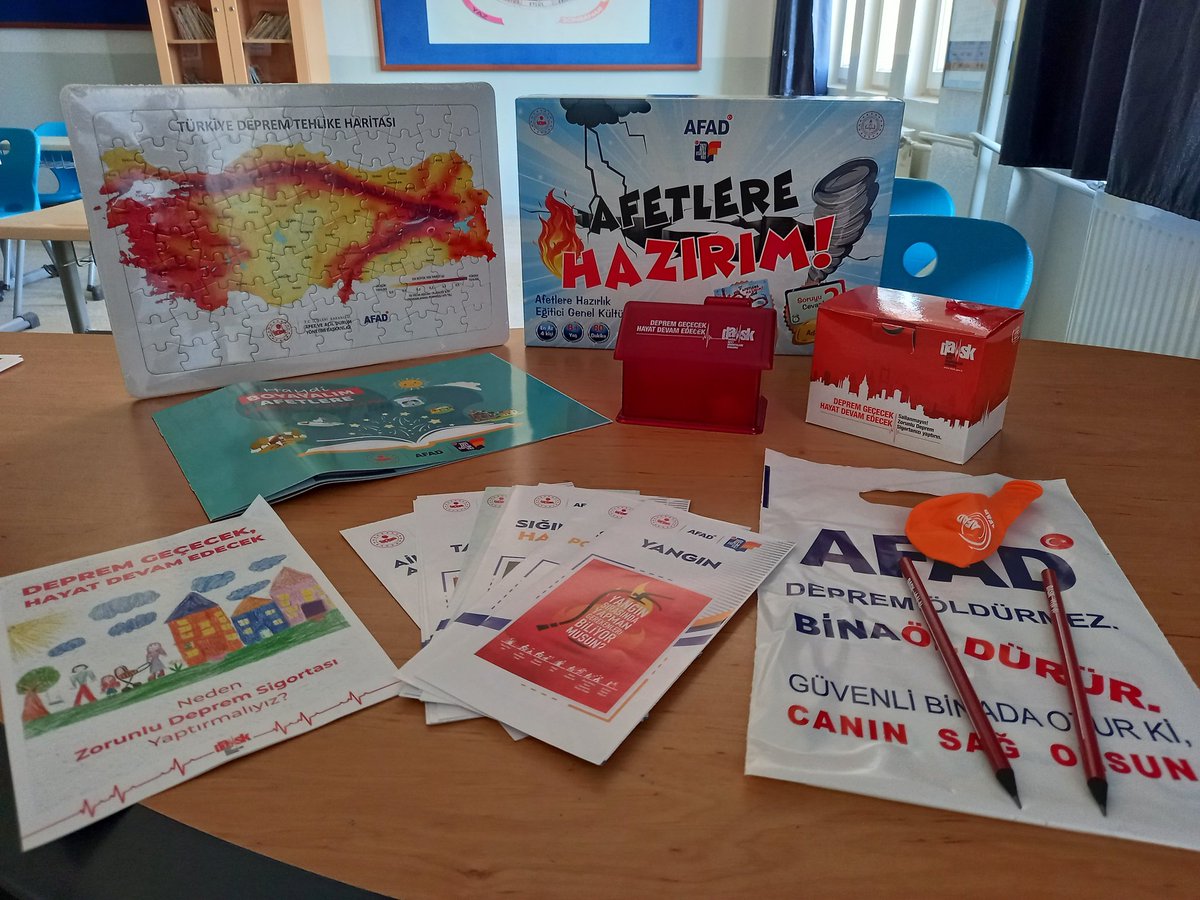 engintaskin45's tweet photo. Telafide Ben De Varım Etkinlikleri Afet Eğitimi Manisa Salihli Hacıbektaşlı İlkokulu. Hediyeleri için AFAD a teşekkür ediyorum. @mahmutyenen @ziyaselcuk @mdikici45 @HacManisa @Afad_Manisa @AFADBaskanlik @AFAD_gonullu #Telafidebendevarım https://t.co/PiD49cnlDL