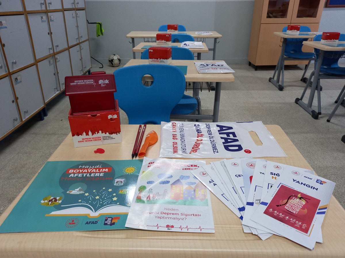 engintaskin45's tweet photo. Telafide Ben De Varım Etkinlikleri Afet Eğitimi Manisa Salihli Hacıbektaşlı İlkokulu. Hediyeleri için AFAD a teşekkür ediyorum. @mahmutyenen @ziyaselcuk @mdikici45 @HacManisa @Afad_Manisa @AFADBaskanlik @AFAD_gonullu #Telafidebendevarım https://t.co/PiD49cnlDL