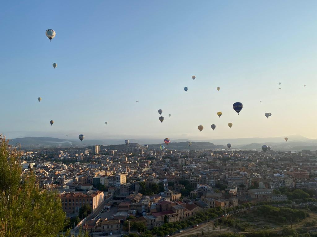Tots els globus al cel! Que bonic és el vol de ciutat 😍

#veigglobus #ebfigd