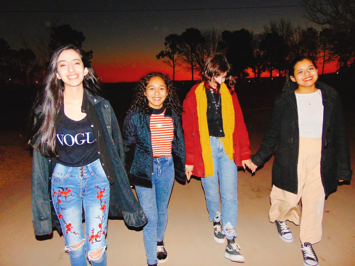 mjxbts_77's tweet photo. No somos modelos, pero puedo decir que ellas son las más hermosas de mi mundo 🌎💫 https://t.co/wF2ceDIF2x