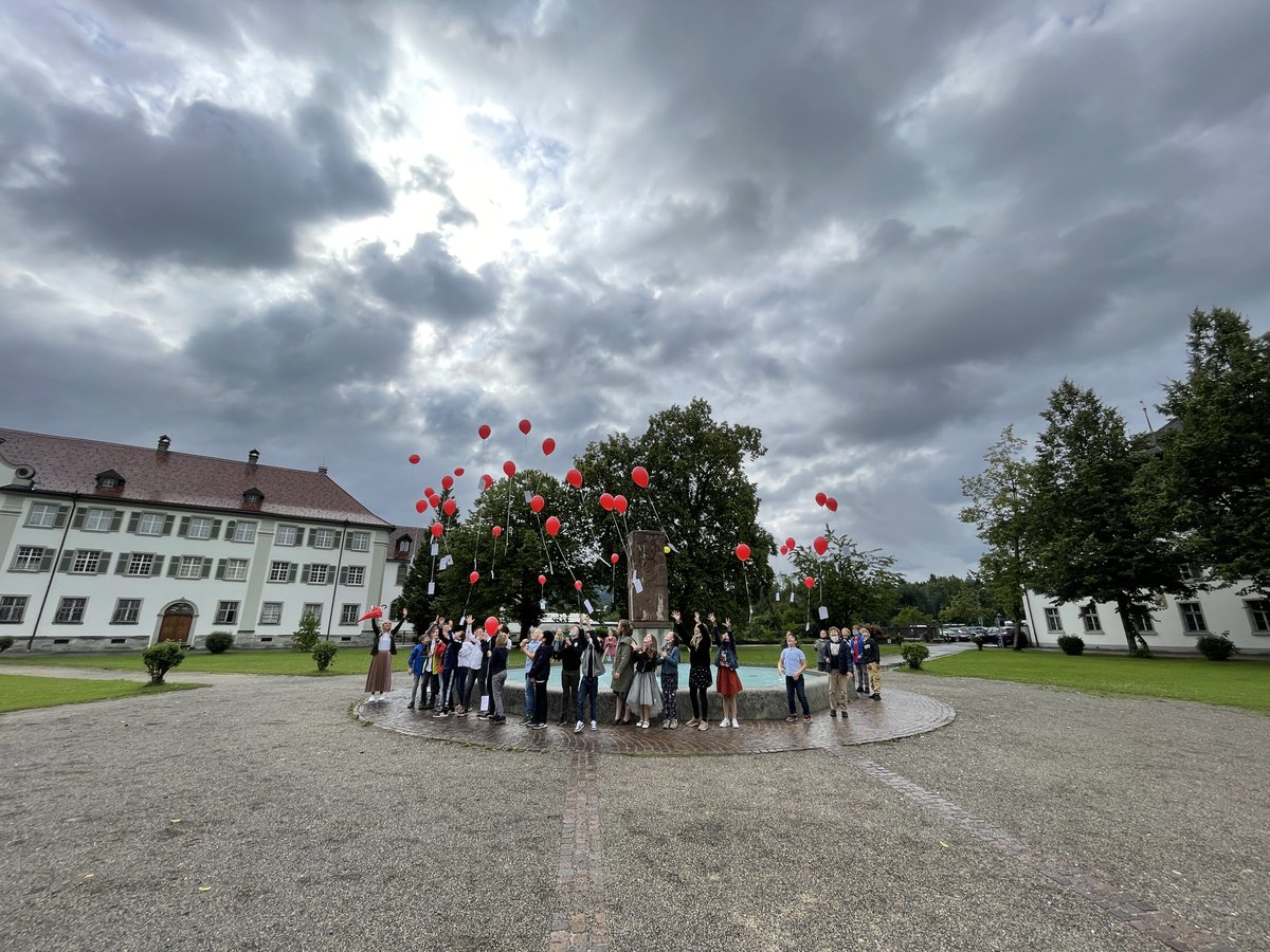 CollegBernardi's tweet photo. Ein sehr außergewöhnliches Schuljahr 2020/21 ist zu Ende. Bei allen Herausforderungen gab es auch viele besondere Momente, u.a. die Verabschiedung der Viertklässler/-innen unserer Volksschule. Allen schöne und erholsame Sommerferien! #collegiumbernardi #mehrerau #wirsindmehrerau https://t.co/cJvoqNrf2y