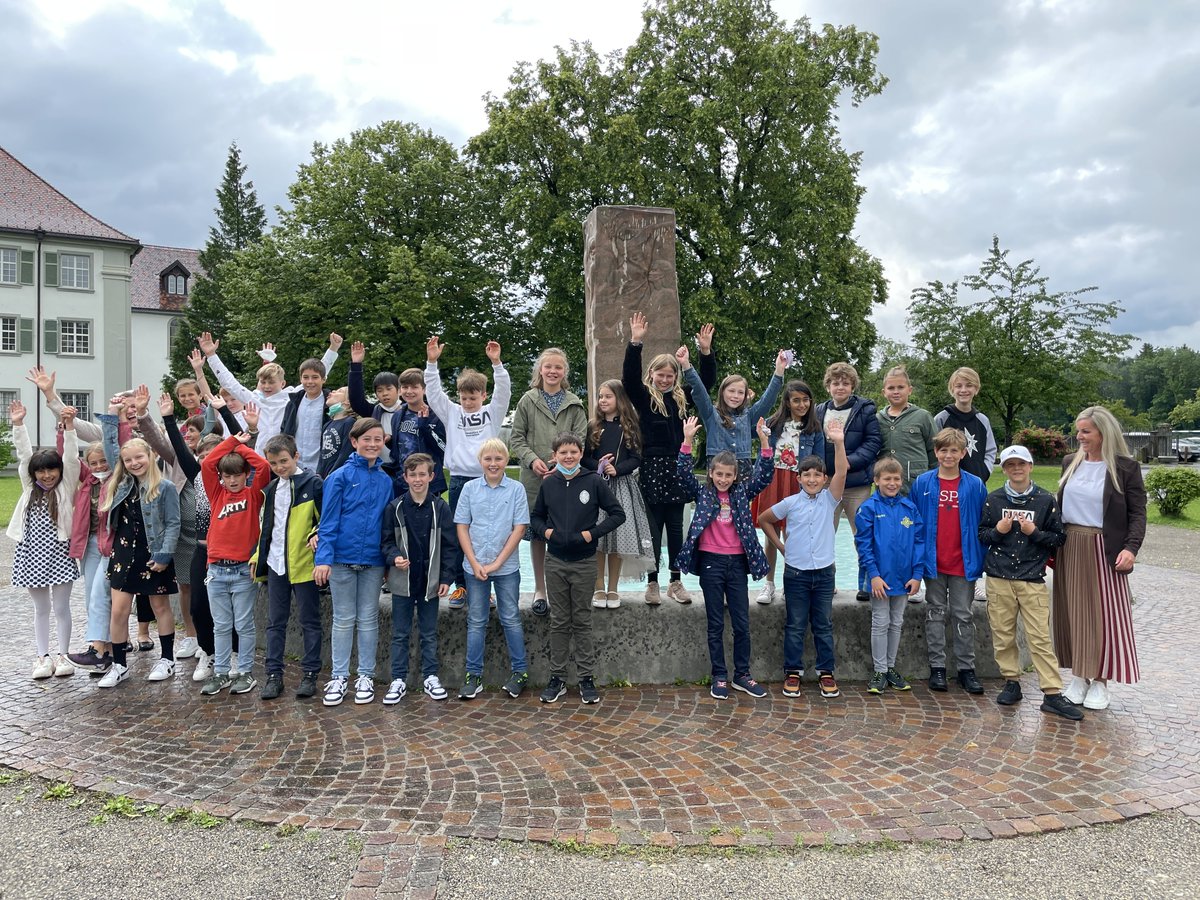CollegBernardi's tweet photo. Ein sehr außergewöhnliches Schuljahr 2020/21 ist zu Ende. Bei allen Herausforderungen gab es auch viele besondere Momente, u.a. die Verabschiedung der Viertklässler/-innen unserer Volksschule. Allen schöne und erholsame Sommerferien! #collegiumbernardi #mehrerau #wirsindmehrerau https://t.co/cJvoqNrf2y