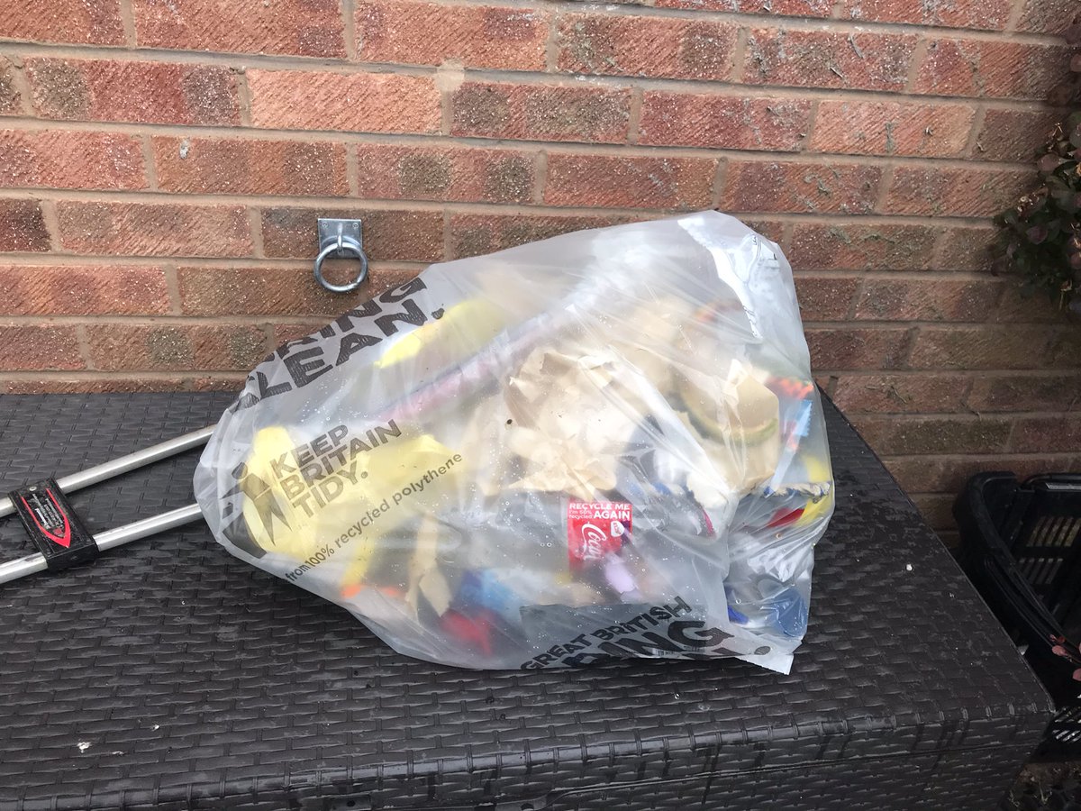 lesterlassie's tweet photo. Quick after work litterpick to tidy the local park last night. Half a bag of mostly recyclable litter taken off the green space #DontBeaTosser #community #TalkingRubbish #SLLW #litter #litterpick @Oadby_Wigston https://t.co/OyK0nYEvLO