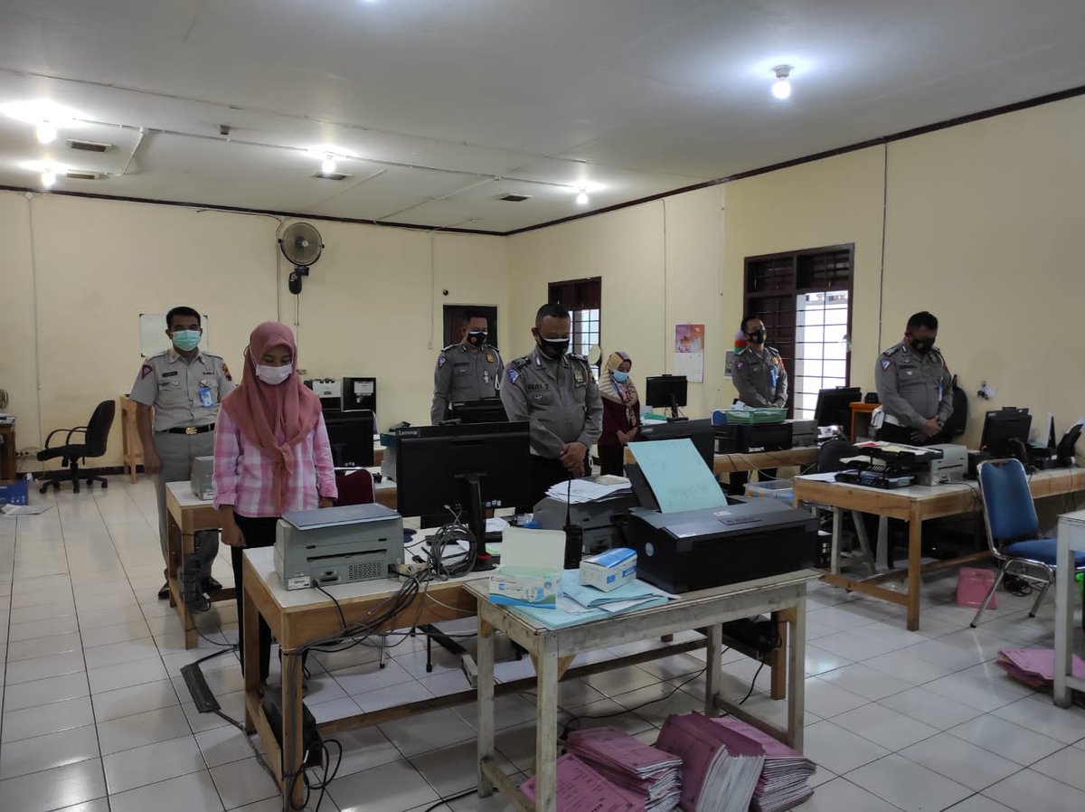 InfolantasW's tweet photo. Mengheningkan cipta untuk saudara kita yg terpapar Covid19 di kantor pelayanan BPKB Satlantas Polres Wonosobo https://t.co/9mBOO7yTgi