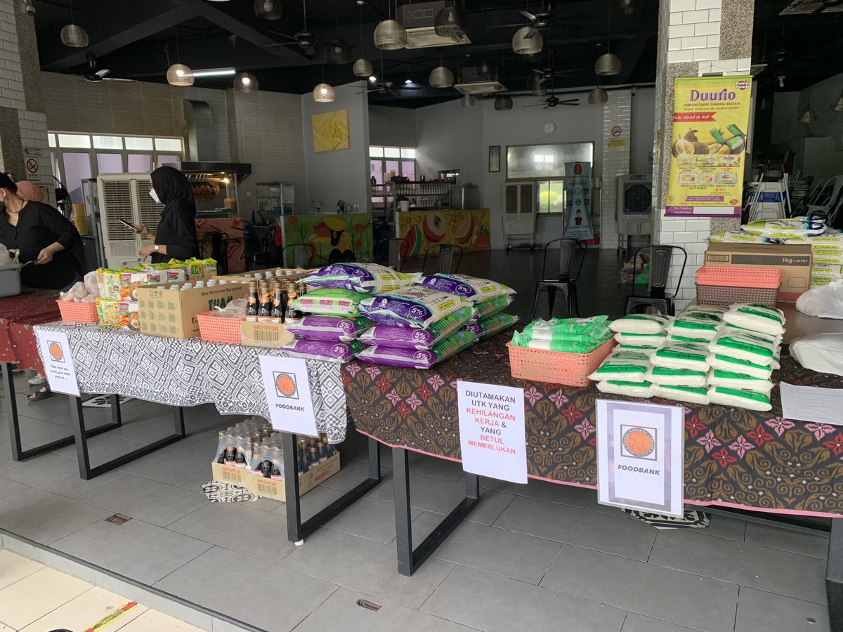 mrProFar's tweet photo. Kepada warga putrajaya yang terkesan dan memerlukan boleh singgah di Foodbank yang disediakan oleh Dayang Sarawak Corner Putrajaya. @Twt_Cyberjaya @twt_putrajaya https://t.co/jBy0T79YWG