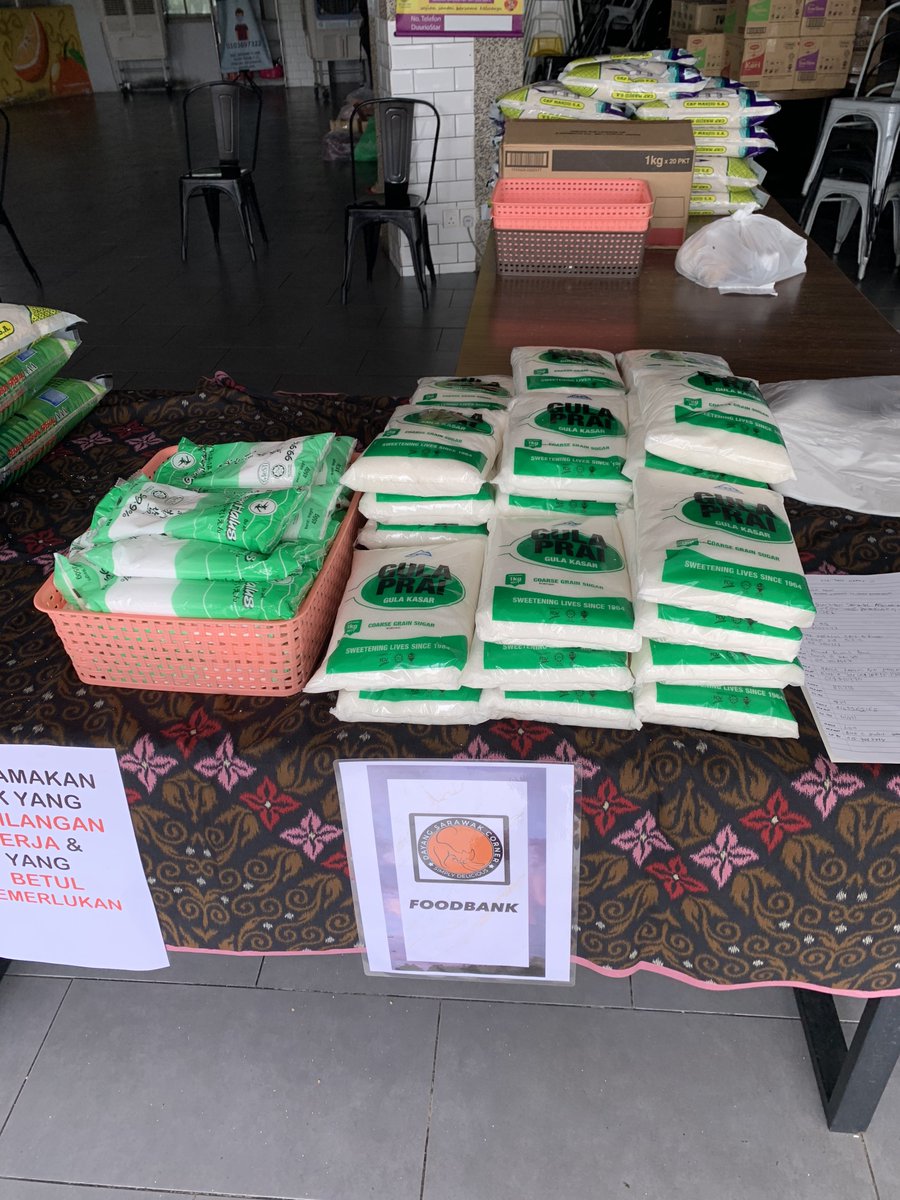 mrProFar's tweet photo. Kepada warga putrajaya yang terkesan dan memerlukan boleh singgah di Foodbank yang disediakan oleh Dayang Sarawak Corner Putrajaya. @Twt_Cyberjaya @twt_putrajaya https://t.co/jBy0T79YWG