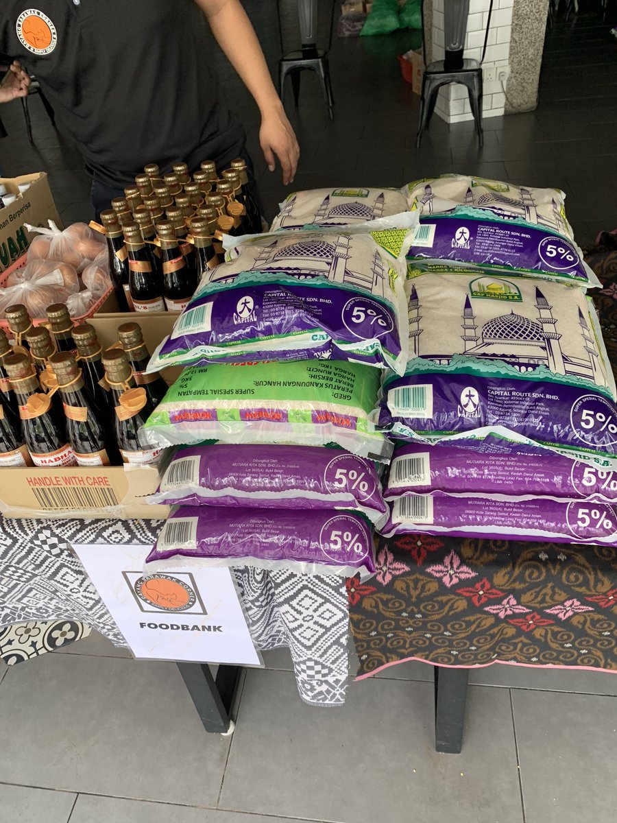 mrProFar's tweet photo. Kepada warga putrajaya yang terkesan dan memerlukan boleh singgah di Foodbank yang disediakan oleh Dayang Sarawak Corner Putrajaya. @Twt_Cyberjaya @twt_putrajaya https://t.co/jBy0T79YWG