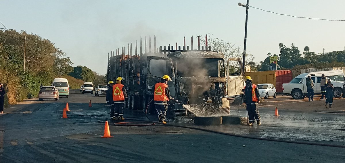 kwanele_b's tweet photo. It was today around 6:30am a truck was on fire https://t.co/KXTp2qBlET