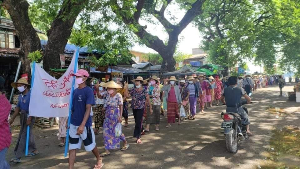 beeniesu's tweet photo. Salingyi, Sagaing Region: Residents of Letpadaung Taung village rallied and marched through the village on Jul10, in demonstration for restoration of Democracy and eradication of Fascist Military.  #WhatsHappeningInMyanmar #July10Coup https://t.co/lpU3C2mlXZ