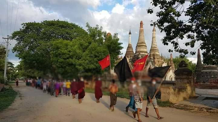 beeniesu's tweet photo. Monks &amp; villagers from Amyint Tukenal Villages, Chaung-U Township, Sagaing Region staged protest against military dictatorship on July 10. WE NEED HELP FOR COVID 19 #WhatsHappeningInMyanmar #July10Coup https://t.co/Cob9Wowmpd