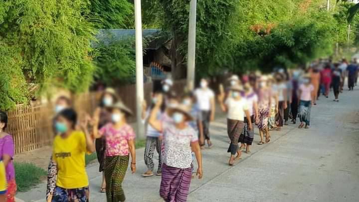 beeniesu's tweet photo. Monks &amp; villagers from Amyint Tukenal Villages, Chaung-U Township, Sagaing Region staged protest against military dictatorship on July 10. WE NEED HELP FOR COVID 19 #WhatsHappeningInMyanmar #July10Coup https://t.co/Cob9Wowmpd
