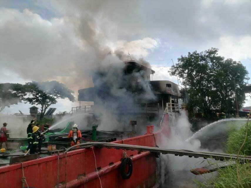beeniesu's tweet photo. In this morning, a fire broke out on a ship near Aung Zeye Bridge located in HlaingThayar, Yangon. WE NEED HELP FOR COVID 19 #WhatsHappeningInMyanmar #July10Coup https://t.co/OIofY1t45v
