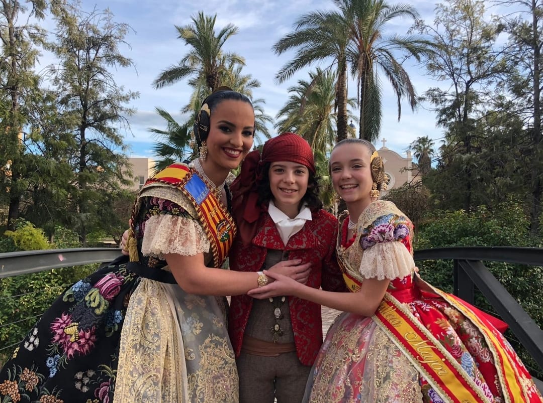 Ayer 9 de julio, en junta general extraordinaria se aprueba que Sara, Carmen y Alberto sigan cómo representantes de nuestra comisión para las fallas 2022. Enhorabuena y a disfrutar de vuestro reinado!!!!

#somoslaluisca #fallas2022