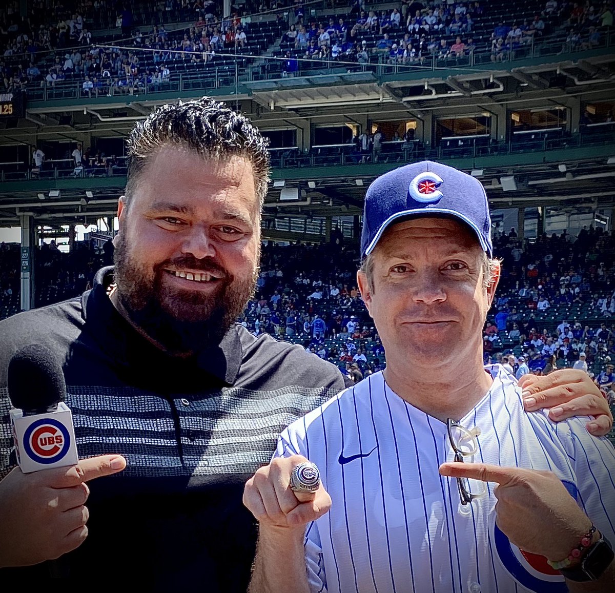 JohnVincentLive's tweet photo. It’s so cool when one of your favorite actors turns out to be an extremely awesome person. Thank you Jason Sudeikis for being you and for being so kind you are a great man!! #jasonsudeikis #cubs #gocubsgo  @jasonsudeikis @cubs https://t.co/mKYxc2pUAN