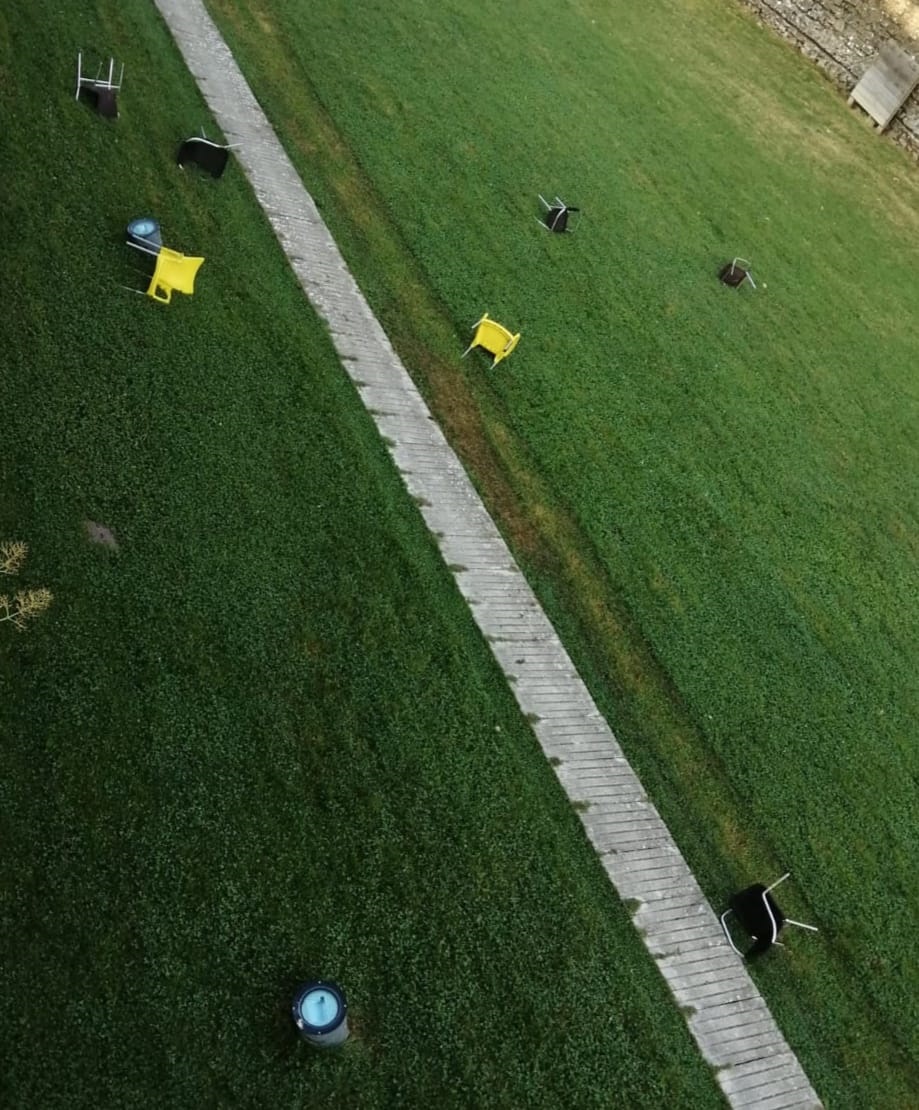 Que salgas a divertirte nos parece estupendo,
pero eso, que sea a divertirte.
Para comportamientos incívicos y no muy normales, mejor quédate en casa.
7 sillas en los fosos de la Taconera, para qué?
Gracioso no es para nada.