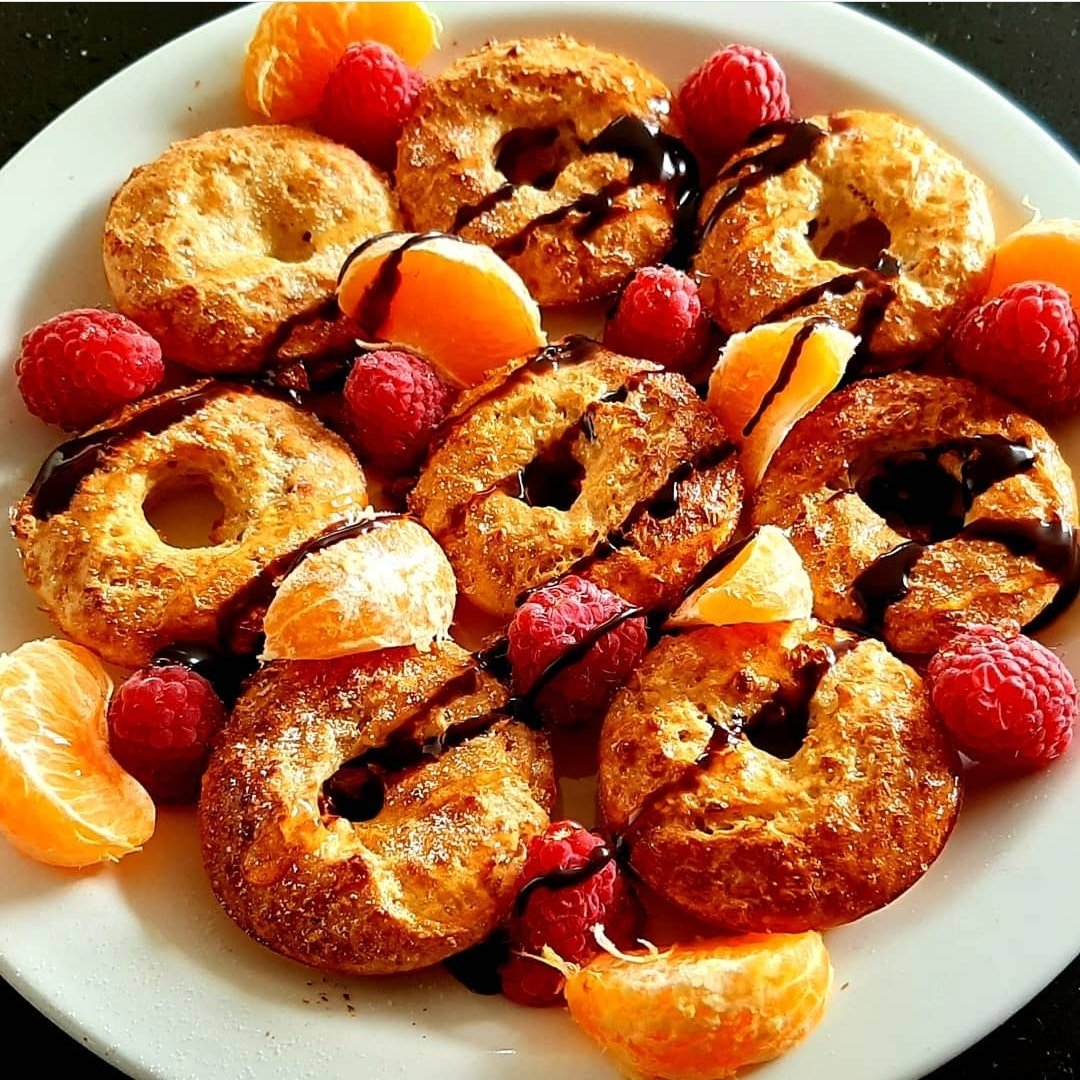 SWKarenNewell's tweet photo. Start the day with @SlimmingWorld friendly donuts π 40g of porridge oats mixed with 2 eggs and a @MullerLight Greek toffee yogurt. Place in a silicon donut mould and bake at 180c for 25 mins. Served with raspberries, tangerine segments and coffee flavour #ChocShot ... mmm π https://t.co/otGMaKz7uk
