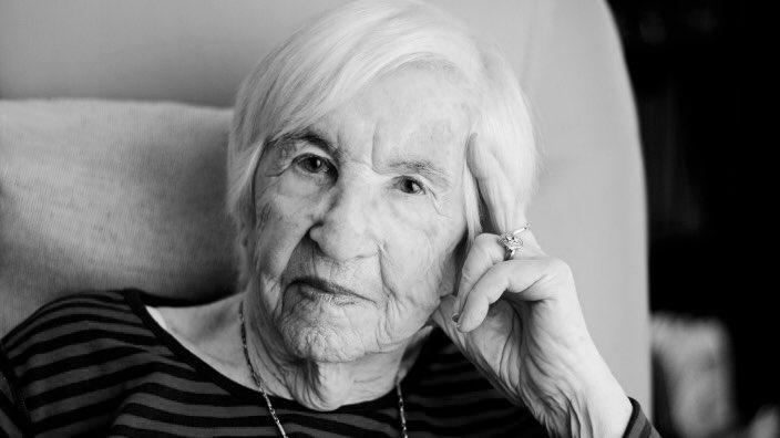 „Ihr habt keine Schuld an dieser Zeit. Aber ihr macht euch schuldig, wenn ihr nichts über diese Zeit wissen wollt."

Esther Bejarano, Auschwitz-Überlebende und Kämpferin gegen den Faschismus, ist heute Morgen verstorben.

Rest in Power 🌹

#Erinnernheisstkämpfen #EstherBejarano