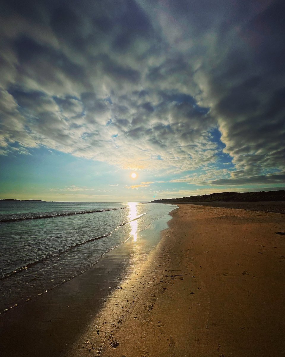 ALISONKEYS4's tweet photo. Beautiful morning for a beach walk #6am #portrush #sunrise @LoveBallymena @VisitCauseway @WeatherCee @angie_weather @BBCWthrWatchers @ILoveNorthCoast @barrabest https://t.co/uhL2Kj7LmP