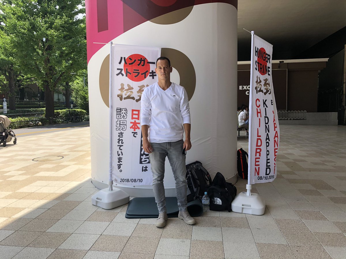 yannsan's tweet image. Vincent Fichot entame aujourd’hui une grève de la faim près du stade olympique de #Tokyo2020 . Ce papa français ne demande qu’une chose. Revoir ses enfants, Tsubasa et Kaede, qui ont été kidnappés par son épouse le 10 août 2018.