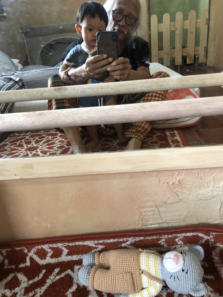 PuspaRudolf's tweet photo. 9 Juli 2021. Menunggu makan siang main aja ama eyang. https://t.co/hPFj1I5Fjm