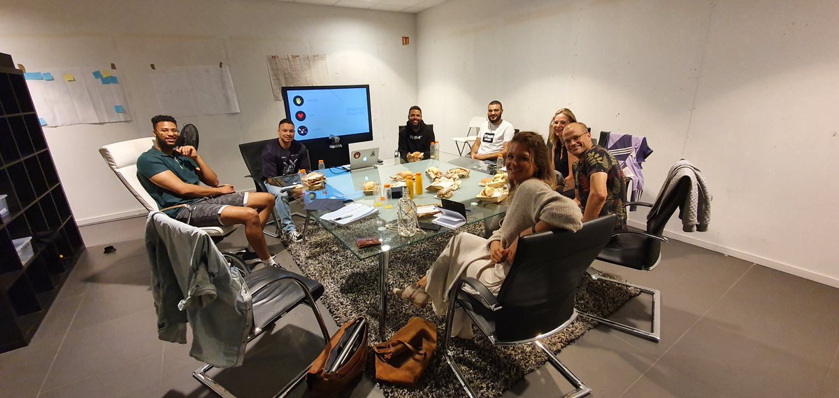 Gisteren met <a href="/2Basics_NL/">2Basics Marketing</a> geïnspireerd door @tttbasketbal in <a href="/haarlem/">haarlem</a> Prachtig voorbeeld van hoe jonge gasten zelf ondernemen om iets voor andere jongeren te kunnen betekenen #dansen #sport #rolmodellen #huiswerk #onefamily Dank voor de gastvrijheid en adviezen...veel geleerd!