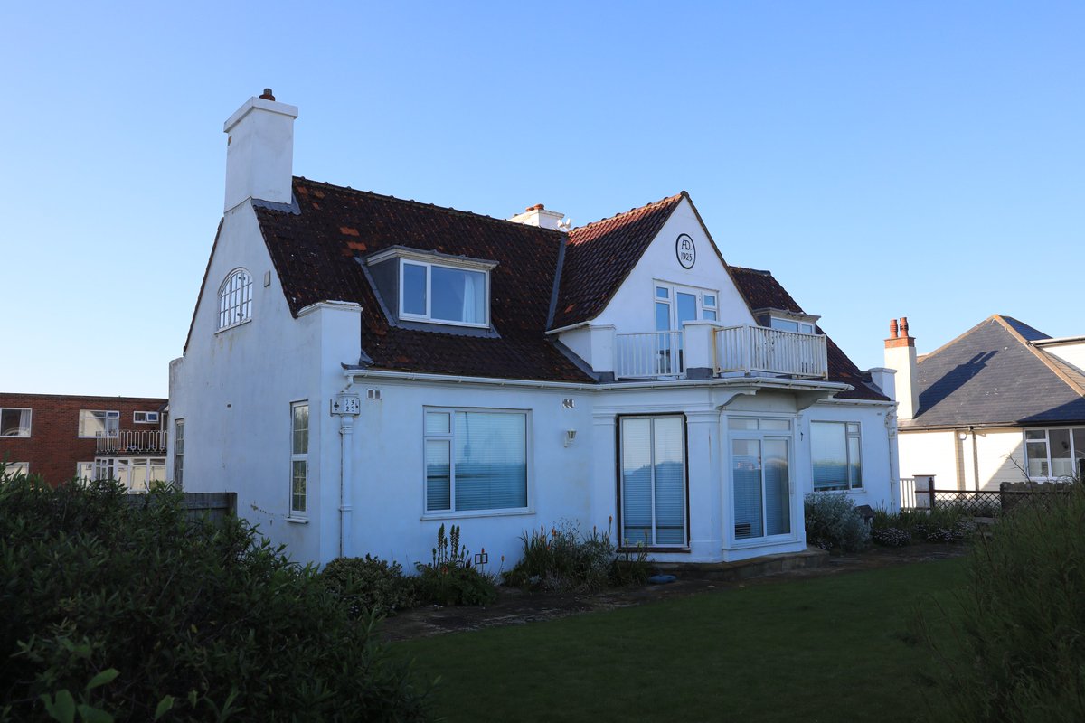 bowensociety's tweet image. This house has been identified as the likely inspiration for 'Waikiki', the house in Seale-on-Sea in which Portia stays in #TheDeathofTheHeart (1938) by #ElizabethBowen. 
#Portia #MrsHeccomb #Waikiki #Seale #Hythe #LiteraryPilgrimage #ClassicNovel