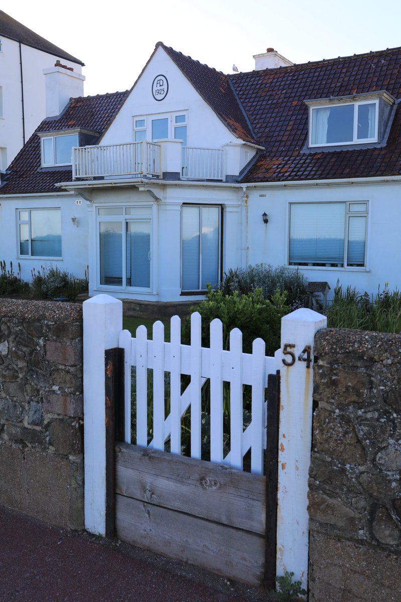 bowensociety's tweet image. This house has been identified as the likely inspiration for 'Waikiki', the house in Seale-on-Sea in which Portia stays in #TheDeathofTheHeart (1938) by #ElizabethBowen. 
#Portia #MrsHeccomb #Waikiki #Seale #Hythe #LiteraryPilgrimage #ClassicNovel