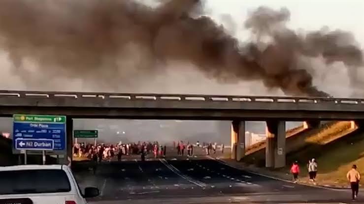 Amika94855371's tweet photo. LET THEM BURN KWAZULU NATAL , HERE IN GAUTENG WE DON'T SUPPORT NONSENSE WE HAVE FAMILIES TO FEED. RT IF YOU AGREE #KZNshutdown https://t.co/QTdZPknrvq