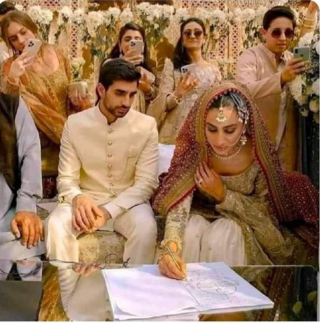 Ashiii1027's tweet photo. Ye Nikkah ho rha hai ya iPhone 12 pro Max Tax Jax ki promotion?😂 https://t.co/O2SlXEPEIF