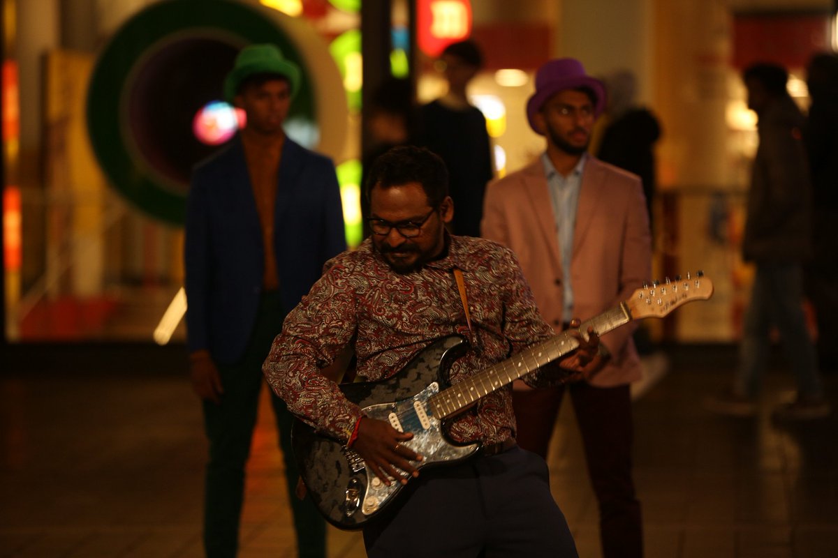 The unprofessional Guitarist!! 
#JagameThandiram
#Buji 
#bts