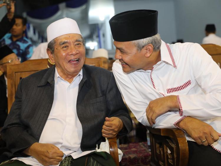 ganjarpranowo's tweet photo. Kita kembali ditinggal oleh guru kita, tauladan kita. Ya Allah. Inna lillahi wa inna ilaihi raji'un. Sugeng kondur, Mbah Yai Din (KH. Zainuddin Jazuli).  Sosok ahli fiqih panutan, pengasuh Ponpes Al Falah Ploso Kediri. Insyaallah husnul khatimah. https://t.co/lvvGyg7mu7