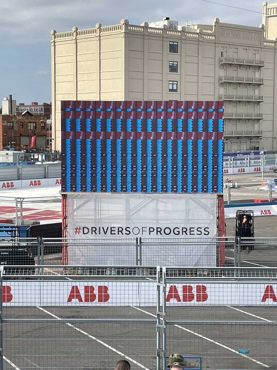 Would be cool if someone could plug the HDMI back in. <a href="/FIAFormulaE/">Formula E</a> #DriversOfProgress #RedHook #Brooklyn